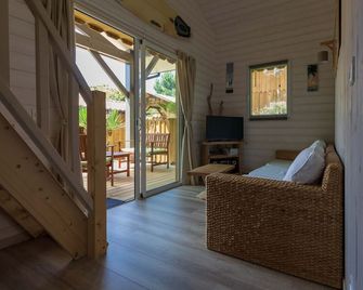 Wooden chalet 'Aloha': a real holiday home 5 mins walk from the lake - Hourtin - Wohnzimmer