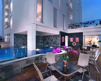 Fave Plus Hotel Palembang - Palembang - Pool