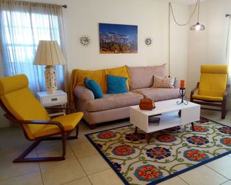 Space Coast Condo in the heart of Titusville - Titusville - Living room