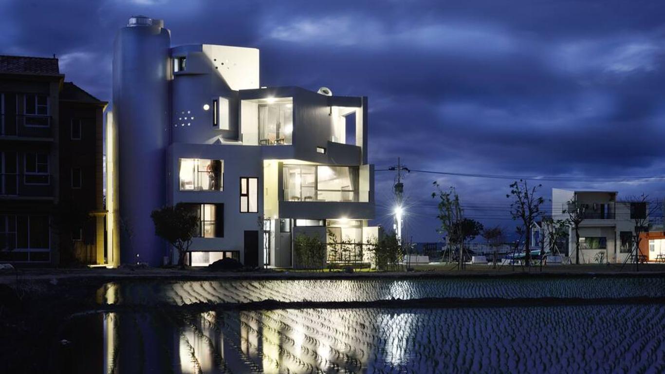 後灣發宅清水模海景民宿