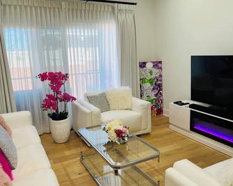 Perfect getaway in Corktown! - Detroit - Wohnzimmer