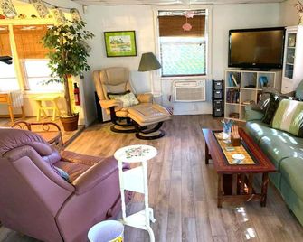 Spacious Getaway, 1 to 4 for Easy Going Nature Lovers on beautiful Pine Island. - Bokeelia - Living room