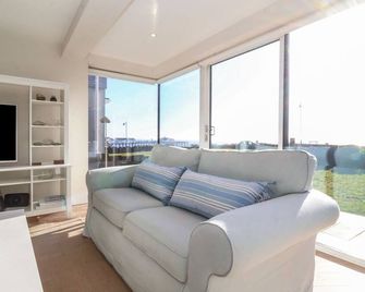 PEBBLES, pet friendly, with a garden in Southwold - Southwold - Living room