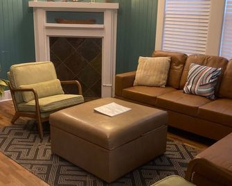 Anchor Inn: Walk to Tubbys,Near Thunderbolt Marina - Thunderbolt - Living room