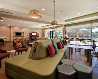 Modern Comfort with Kitchen! Outdoor Pool, Free Breakfast, Pets Allowed! - Jekyll Island - Lounge