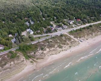Waterfront, cozy, clean one bedroom, newly renovated cottage - Sauble Beach - Strand