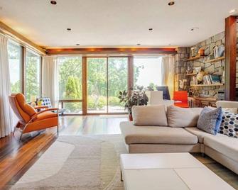 Oak Manor, a luxurious property on 6,6 acres. - Торрінгтон - Вітальня