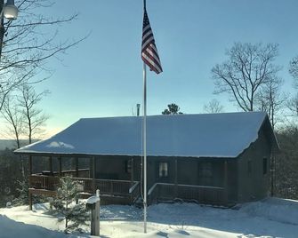 Privacy in the Valhalla Hills near Bayfield/ Lake Superior. On ATV/Snow trails. - Washburn - Building
