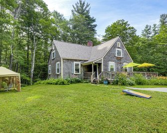 Deck & Fire Pit: Cottage Near Monadnock State Park - Jaffrey