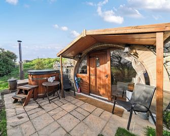 Luxury Pod-Sleeps 2-Hot Tub-Pets-Garden - Sheerness - Patio