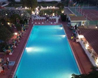 International Resort - Mondragone - Pool