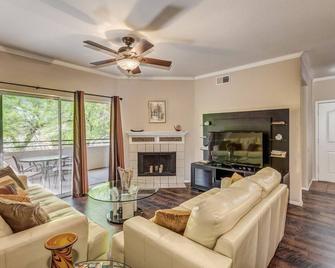 Serene Two Bedroom Two Bath Phoenix Condo - Ahwatukee - Living room