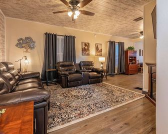 Newly renovated 3-bedroom 2-full bath 2-Story house close to beautiful Buhl Park - Sharpsville - Living room