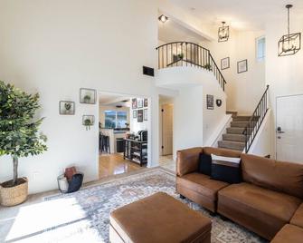 The Cozy Sac-Pool/large yard & attractions nearby - Sacramento