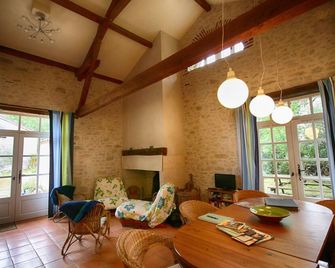 Spacious cottage with comfort and 2 terraces on quiet estate - Sérignac (Lot) - Salle à manger