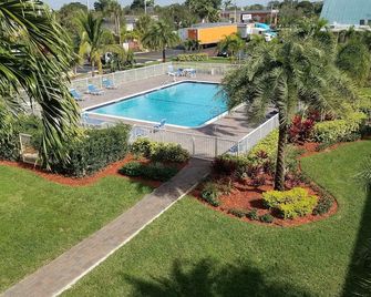 Budget Inn - פומפאנו ביץ' - בריכה