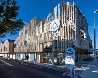 آت هوم ريزيدينس - لاروشيل - مبنى