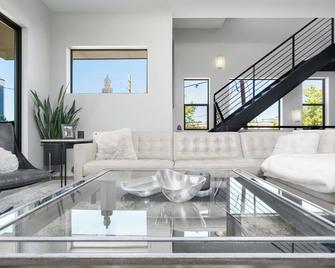Luxury Retreat by Broncos Stadium Modern Townhome with incredible rooftop views! - Denver