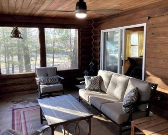 Lucky View Lodge Log Cabin on Big Butternut Lake Luck, WI 3 acre 300ft lakeshore - 럭 - 거실