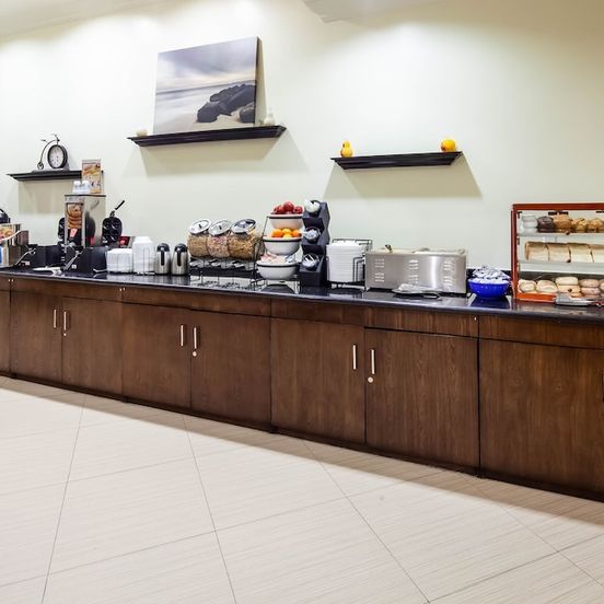 La Quinta Inn & Suites by Wyndham Inglewood image 1