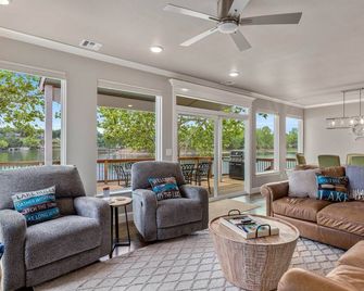 Discover the Ultimate Lakefront Oasis, Grand Point Escape, Dock, Sleeps 14 - Vinita
