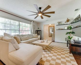 Private Outdoor Oasis w/ Pool: Home in Longwood! - Longwood - Living room