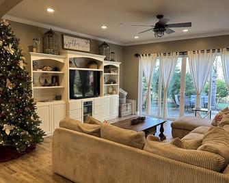 Large Home! Huge Backyard, Hot Tub, Pet Friendly & Beach's a short drive away - Soquel - Sala de estar