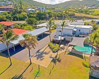 Driftwood on the Beach - Sea View Unit 10 - Yeppoon - Zwembad