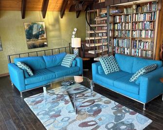 Large, Comfortable, Retro 1970s Hillside Chalet - Waterbury - Living room