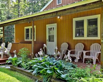 The Mendon Cottage - Charming Vermont Home Close to Pico, Ski Rental Deals! - Mendon - Patio