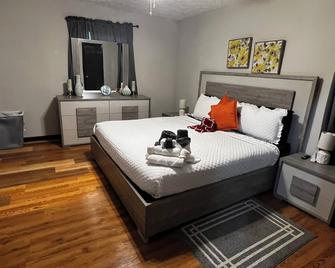 Jackson's Stone Mountain Hideaway - Stone Mountain - Bedroom