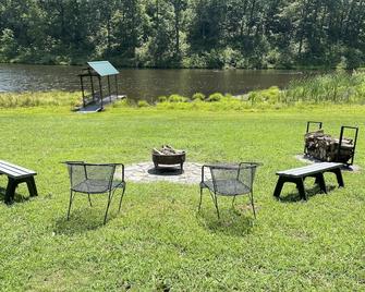 Enjoy A 17 Acre Lake At The Cash Lodge - Perryville - Patio