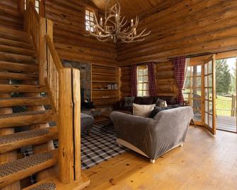 Private and spacious mountain retreat w/views, privacy, hot tub, & guest house! - Gallatin Gateway - Sala de estar