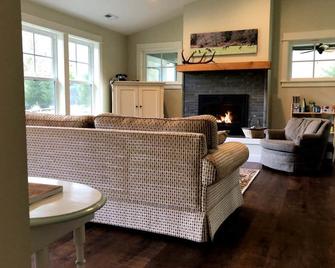 New creek-side home in the country with modern amenities - Skamokawa - Sala de estar