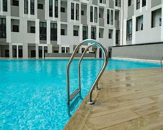 The Alton Apartemen Semarang by Sirooms - Semarang - Pool