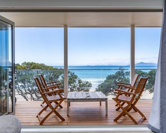 Beachfront Bliss - Beachfront Langs with spectacular views and spa pool - Waipu - Balcón