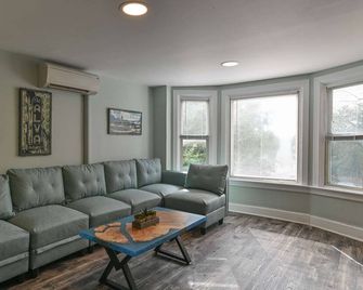 Historic Downtown Loft - Harrisburg - Living room