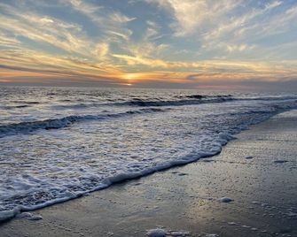 Great location! Fully fenced in yard and expansive deck. Come and relax! - Oak Island - Playa