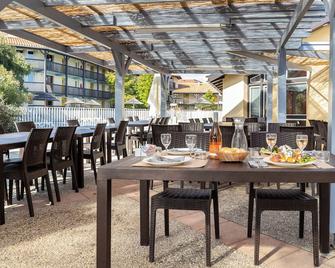 فيليدج فاكانسيس لو جونكا - فيو-بوكو-ليه-بان - مطعم