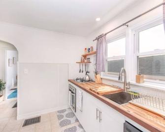 Kingwood Cottage, a beautiful 2-bedroom cottage across from Kingwood - Mansfield - Kitchen