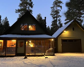 Wooden A-Frame Cabin Nestled in the Tall Pines - Sisters - Building