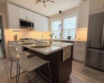 Stunning 3bdrm, steps to North Eastern University, Luxurious, Gourmet kitchen - Chicago - Cucina