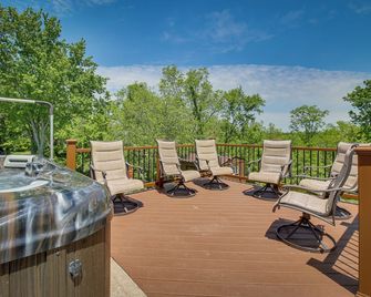 Home with Hot Tub and Deck about 3 Mi to Ark Encounter! - Williamstown - Parveke