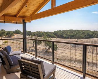 Oak & Vine Vineyard House | Sleeps 21 | Views - Templeton - Balkon