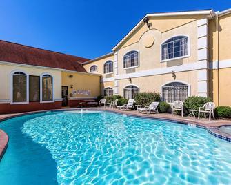Quality Suites North - Houston - Pool