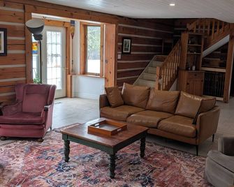 Gorgeous and Spacious 5BR Log Home in Little Current on Manitoulin Island - Little Current - Wohnzimmer
