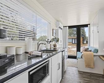 New! Luxury Shipping Container The Desert Escape - Fredericksburg - Cocina