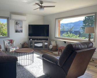 Cute and Cozy newly built house in private community. - White Salmon - Sala de estar