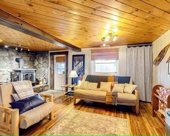 NEW! Beautiful mountain view, big deck, grill, fireplace, firepit - 3BD/1.5BA - Whitefield - Living room