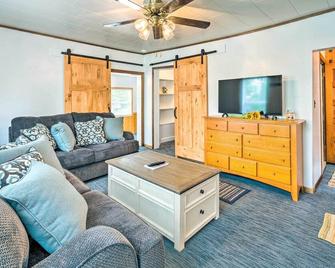 Historic Cabin Retreat Steps to Okoboji Lake - Arnolds Park - Living room
